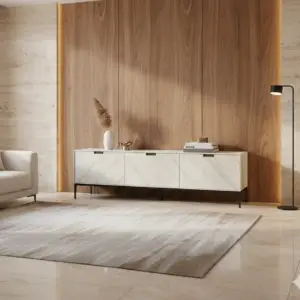 בסלון מודרני מוצב מזנון VEGITA מודרני לסלון על רקע קיר מחופה עץ, מעוטר באגרטל, ספרים וקישוטים. לידו ניצבת מנורת רצפה, המשלימה את השטיח הנייטרלי על הרצפה המלוטשת.