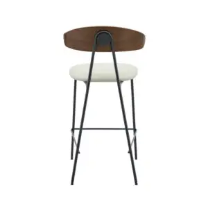 BAR NICOLA הוא שרפרף בר מודרני עם משענת גב מעוקלת מעץ, מושב מרופד לבן ורגליים ממתכת שחורה, המוצג מאחור על רקע לבן חלק.