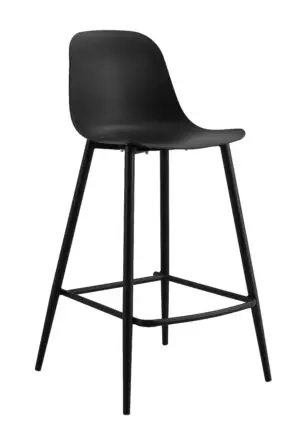 BAR ADEL הוא כסא בר פלסטיק מודרני עם מושב שחור מעוקל, רגליים מתכתיות דקיקות ומדרגה לרגליים, המוצג על רקע לבן חלק.