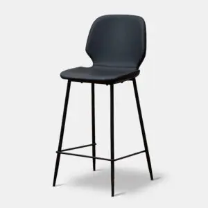 כיסא הבר BAR ALEX מתאפיין בעיצוב אלגנטי ומודרני עם מושב דמוי עור ומשענת גב מרופדים, משלימים רגלי מתכת דקות ומשענת רגל פשוטה. הגימור השחור האלגנטי שלו מוגדר בצורה מסוגננת על רקע לבן רגיל.