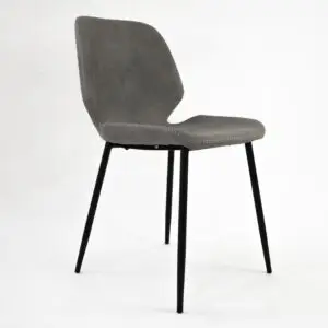כיסא ALEX הוא כיסא אוכל מודרני מרופד בצבע אפור עם משענת גב מעוקלת, תפרים בקצוות וארבע רגליים דקיקות ממתכת שחורה, מושלם למי שמחפש כסאות פינת אוכל דמוי עור. על רקע לבן חלק.