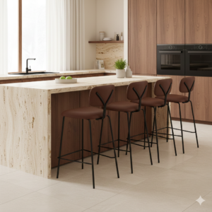 המטבח המודרני כולל אי משיש, ארבעה כסאות בר BAR ARSENAL בצבע חום, כיור, תפוחים ירוקים בקערה, עציץ ותנורים שחורים מובנים בקירות מחופים עץ. אור השמש נכנס מבעד לחלונות גדולים עם וילונות לבנים.