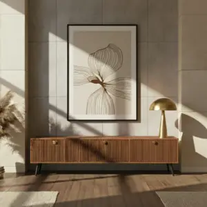 חלל מגורים מודרני כולל מזנון סלון מעץ KUATRO, מנורה בצורת כיפה מוזהבת והדפס אמנותי מופשט גדול. אור השמש מאיר את הקירות המרוצפים באריחים בהירים ואת רצפת העץ, ויוצר צללים רכים ומזמינים.