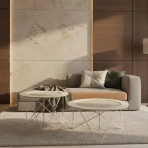 סלון מודרני עם ספה אפורה בהירה, שולחנות סלון ראטן 217218, כריות ירוקות ובז', שמיכה אפורה וקיר מרקם עם לוחות עץ ושיש. אור שמש רך ממלא את החלל.