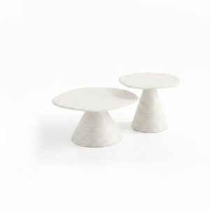 סט שולחנות סלון 515516 כולל שני שולחנות לבנים מודרניים בצורת קונוס ובגדלים שונים, על רקע לבן נקי – שילוב מושלם לצד שולחן סלון עץ שחור לעיצוב עכשווי.