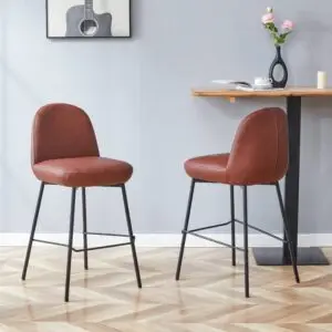 שני כסאות בר מעור חום של BAR POTATO עם רגלי מתכת שחורות עומדים על רצפת עץ. מאחוריהם, על שולחן, עומדים אגרטל עם פרחים ורודים, ספר ונר. על הקיר האפור בהיר תלויה תמונה ממוסגרת של גיטרה.