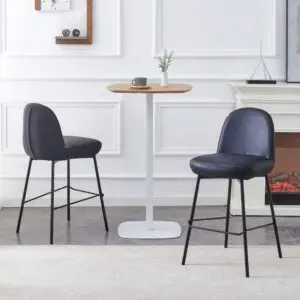 חדר מודרני עם שני כסאות בר שחורים מדגם BAR POTATO ושולחן עגול עם עציץ וכוס, המוצב ליד אח לבנה. הקירות מחופים בלוחות לבנים, והרצפה משלבת שטיח עם אריחים כהים.