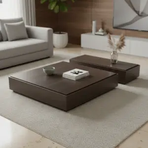 סלון מודרני עם שולחן סלוני פלור — שני שולחנות קפה מרובעים מעץ כהה על שטיח בהיר ומרקם, בשילוב עם ספה אפורה, עציץ וקישוטים ניטרליים כמו אגרטל עם עשב יבש וספר.