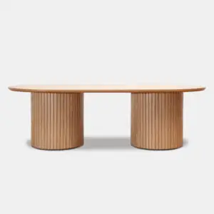 ה-MARMOR WOOD כולל חלק עליון אובלי מוארך הנתמך באלגנטיות על ידי שני בסיסים גליליים עם חריצים אנכיים, הכל בגימור עץ צבעוני בהיר וטבעי על רקע לבן רגיל.