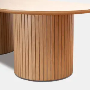 תקריב של סלון השולחן MARMOR WOOD, מציג קצה קצה מעוגל ובסיס גלילי עם דקים אנכיים. גימור העץ הבהיר והטבעי מדגיש את המרקם שלו בעיצוב מודרני ומינימליסטי זה על רקע לבן.
