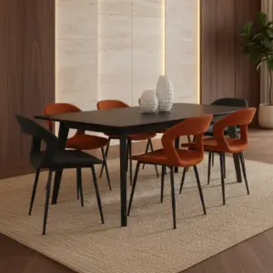 חדר אוכל מודרני עם שולחן מלבני שחור, שישה כיסאות בצבעי כתום ושחור, אגרטלים בעלי מרקם המשמשים כמרכז השולחן, קירות מחופים בלוחות עץ, שטיח בצבע בז' ועציץ בפינה.