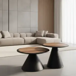 סלון מודרני עם ספה פינתית בצבע בז', כריות ניטרליות, שטיח בהיר, שני שולחנות קפה עגולים עם בסיס שחור ומשטח עץ, רצפת אריחים אפורים, חיפוי עץ, וילונות לבנים שקופים ושולחן סלון KOBI אובלי מסוגנן.