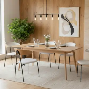 פינת האוכל המודרנית כוללת שולחן עץ לארבעה סועדים, המוקף בכיסאות מינימליסטיים. ליד החלון ניצב עציץ, על הקיר המכוסה לוחות עץ תלויים ציורים מופשטים, ומעל השולחן תלויים גופי תאורה תלויים.