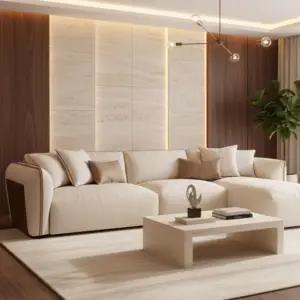 סלון מודרני עם ספה פינתית בצבע בז' של CAPTEN, כריות נוי ניטרליות, שולחן קפה מלבני, קירות עם הדגשים מעץ ואבן עם תאורה אחורית, נברשת עכשווית ועציץ גדול בפינה.