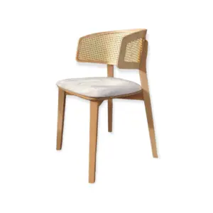 ZEUS סוג ב' הוא כיסא עץ מודרני עם משענת גב מעוקלת, עיצוב קש קלוע ומושב מרופד לבן — אידיאלי לכיסאות לבנים לפינת אוכל — המוצג על רקע לבן.