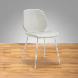 ALEX sahara הוא כיסא לבן מודרני עם משענת גב מעוקלת ורגליים דקיקות, בהשראת כסאות דמוי עור לפינת אוכל, המוצג על רצפת עץ בהירה עם רקע אפור מדורג.