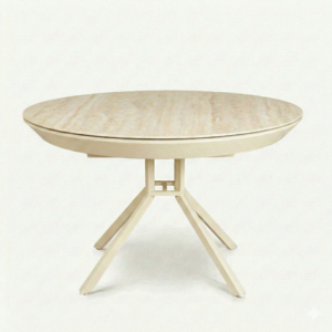 שולחן עגול מעץ בהיר בעיצוב מודרני ופשוט, עם ארבע רגליים זוויתיות המחוברות באמצעות תומך מרכזי. השולחן בעל גימור חלק וטבעי, והוא נראה יציב ומינימליסטי.