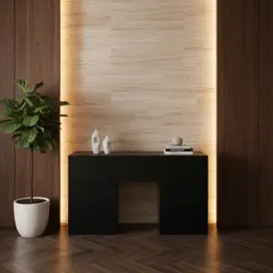 עיצוב פנים מודרני הכולל את המזנון היוקרתי PACKI, עציץ, שני אגרטלים לבנים וספרים המונחים בערימה, והכל על רקע קיר אבן בצבע בז' עם תאורה אחורית, המוקף בלוחות עץ.