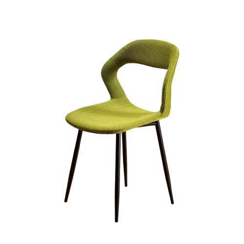 כיסא רהיטה מודרני בעל עיצוב מעוגל ופתוח מאחור, מרופד בבד ירוק מרקם ונתמך בארבע רגלי מתכת שחורות ודקות, על רקע לבן חלק.